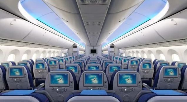 Boeing_787_Dreamliner_LOT_13_interior